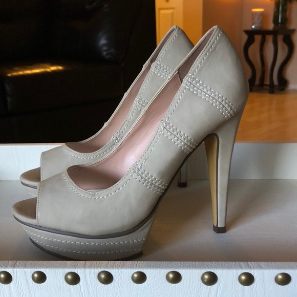 Gently used peep toe pumps - Picture 2 of 4